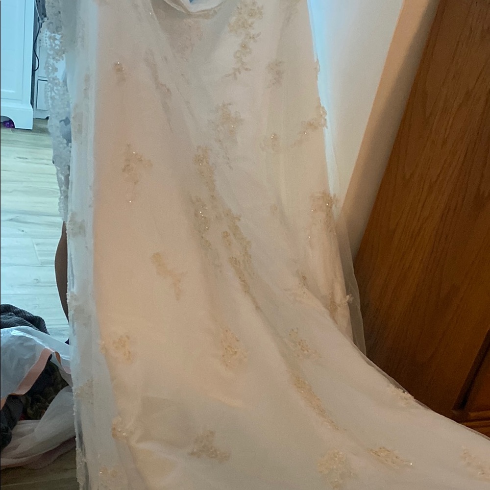 Alfred Angelo Elegant White Lace Wedding Dress - Picture 5 of 11